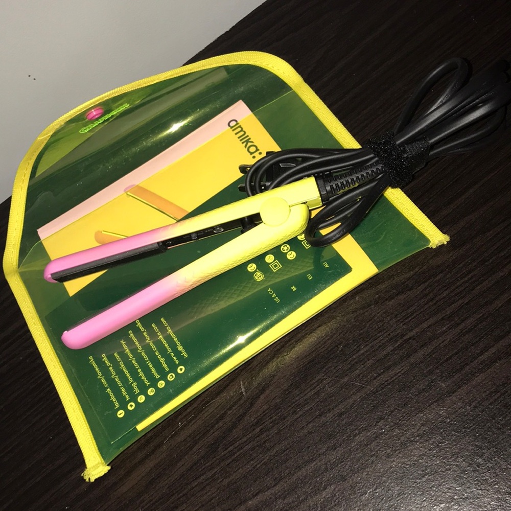 Amika mini flat iron
